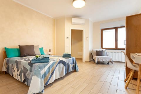 Bed, Living room, Photo of the whole room, Seating area, Bedroom, towels, air conditioner