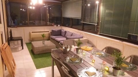 Food and drinks, Seating area, Drinks