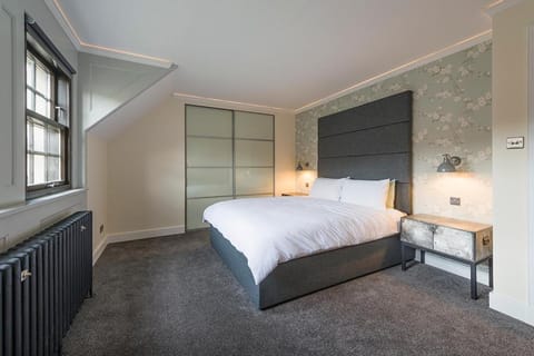 - Edinburgh - Apartment with balcony and free, secure garage parking Apartment in Edinburgh