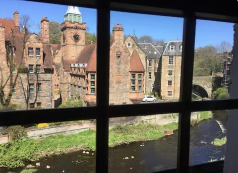 - Edinburgh - Apartment with balcony and free, secure garage parking Apartment in Edinburgh