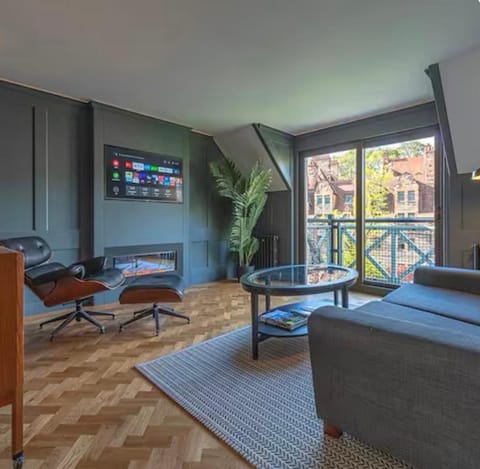 - Edinburgh - Apartment with balcony and free, secure garage parking Apartment in Edinburgh