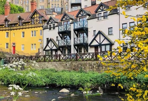 - Edinburgh - Apartment with balcony and free, secure garage parking Apartment in Edinburgh