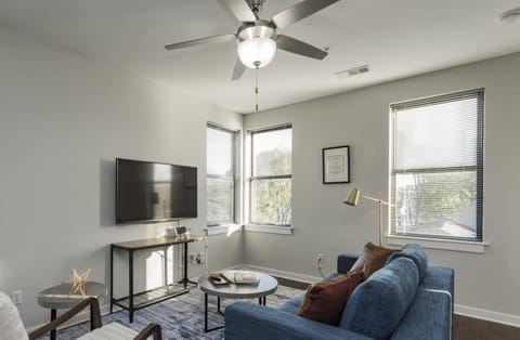 CozySuites Music Row Stylish 2BR-free parking 29 Apartment in Music Row