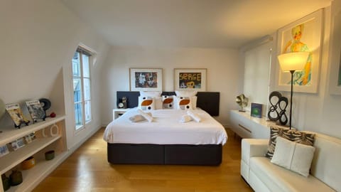 Photo of the whole room, Decorative detail, Bedroom, towels