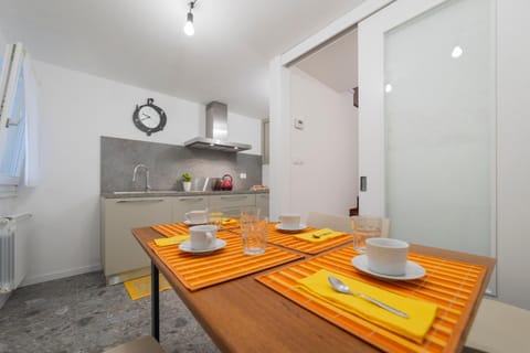 Coffee/tea facilities, Kitchen or kitchenette, Dining area