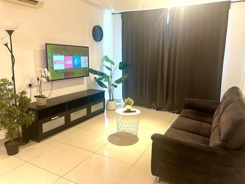 Communal lounge/ TV room, TV and multimedia, Living room, Seating area, air conditioner