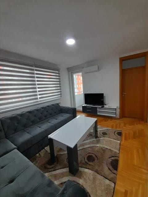 TV and multimedia, Living room, Seating area, air conditioner