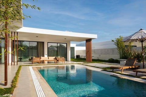 Property building, Patio, Day, Garden, Garden view, Pool view, Swimming pool, sunbed