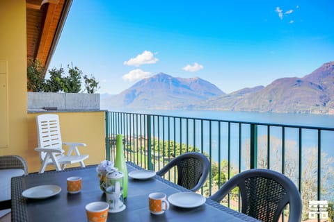 Natural landscape, View (from property/room), Balcony/Terrace, Dining area, Lake view, Mountain view