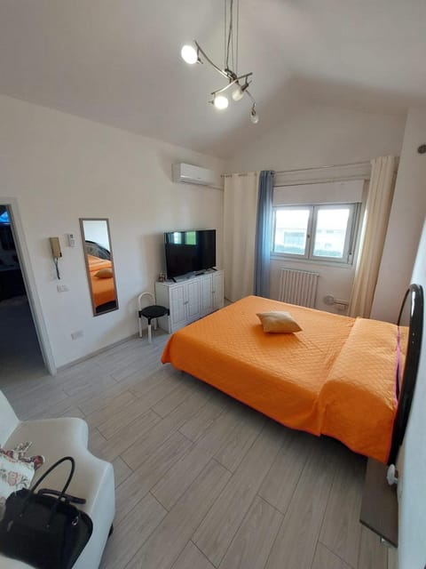 Bed, TV and multimedia, Bedroom