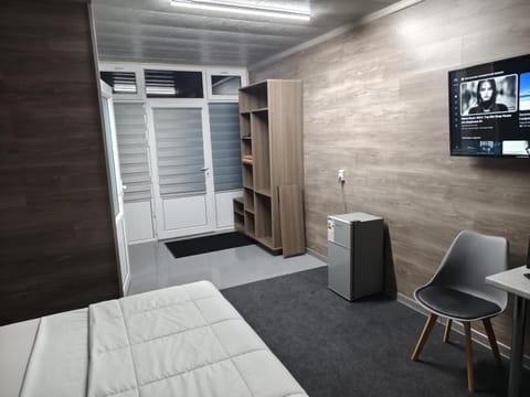 Bed, TV and multimedia, Photo of the whole room, wardrobe