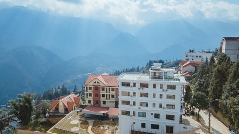 Property building, Day, Natural landscape, Bird's eye view, Mountain view