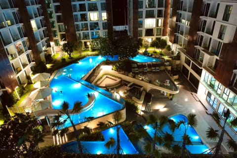 Property building, Communal lounge/ TV room, Night, Evening entertainment, Pool view, Swimming pool, Swimming pool, sunbed