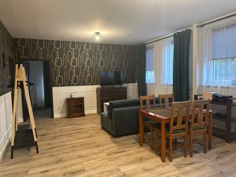 TV and multimedia, Living room, Seating area, Dining area