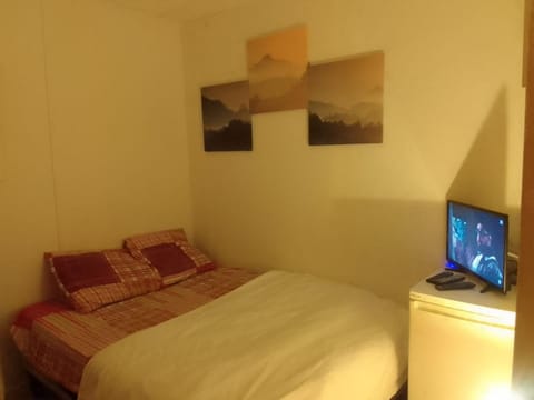 Simple Colocation Rooms Bed and Breakfast in Île-de-France
