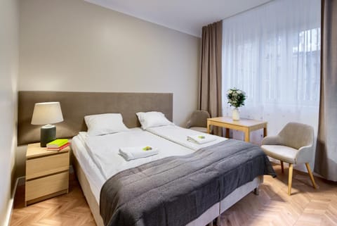 Bed, Photo of the whole room, Dining area, Bedroom, towels