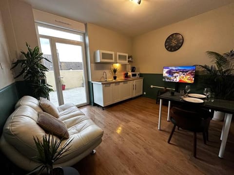 TV and multimedia, Kitchen or kitchenette, Seating area