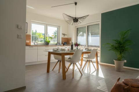 Kitchen or kitchenette, Seating area, Dining area