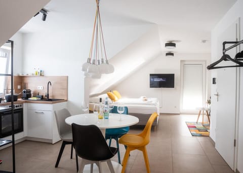 Bed, TV and multimedia, Seating area, Dining area, stove, toaster, towels, kitchen