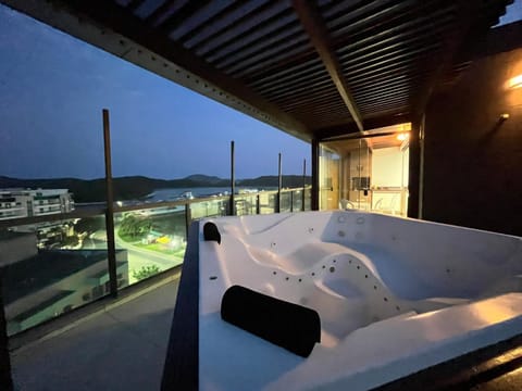 Night, Natural landscape, Hot Tub, View (from property/room), Balcony/Terrace, Pool view