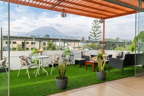 Balcony/Terrace, City view, Mountain view