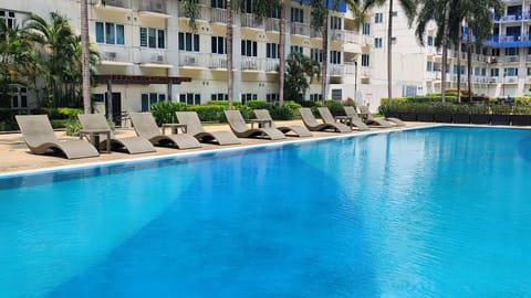 Day, Swimming pool