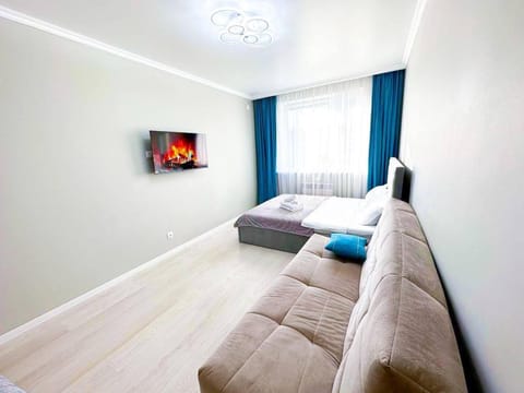 Bed, TV and multimedia, Living room, Photo of the whole room, Seating area, Bedroom