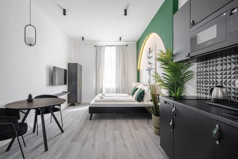 Bed, TV and multimedia, Coffee/tea facilities, Kitchen or kitchenette, Photo of the whole room, Seating area, Dining area, Bedroom, wardrobe