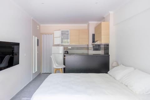 Bed, TV and multimedia, Kitchen or kitchenette, Bedroom