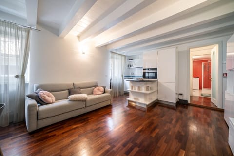 Bed, TV and multimedia, Kitchen or kitchenette, Living room, Photo of the whole room, Seating area