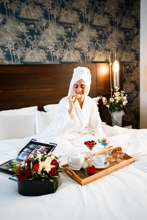 Property building, Restaurant/places to eat, Bed, People, Food and drinks, Photo of the whole room, Bedroom, Food, Guests, Swimming pool, Breakfast, Drinks, group of guests, towels