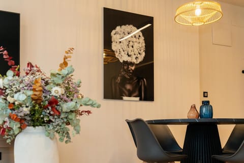 Living room, Decorative detail, Dining area