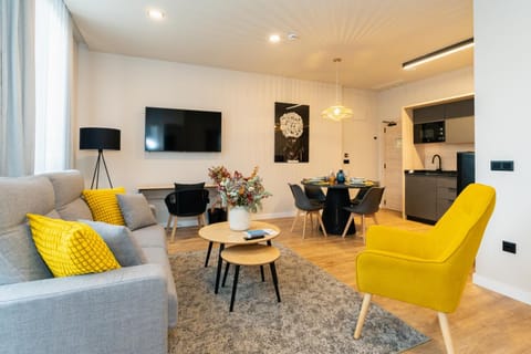 Communal lounge/ TV room, TV and multimedia, Living room, Seating area, Dining area