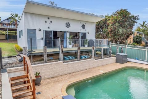 Property building, Balcony/Terrace, Pool view, Swimming pool