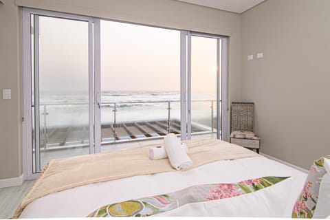 Bed, View (from property/room), Bedroom, Sea view, towels