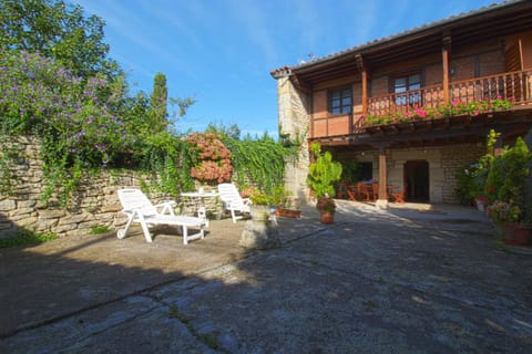 Property building, Patio, Spring, Garden, Garden view, sunbed