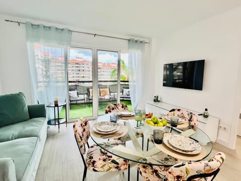 TV and multimedia, Living room, Seating area, Dining area