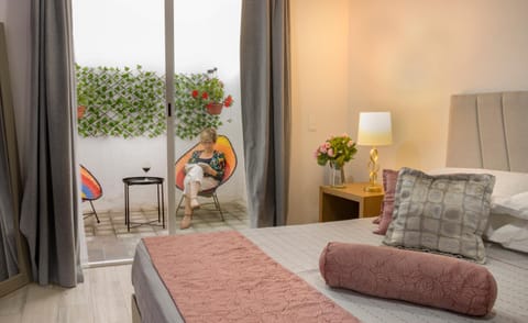 Bed, Living room, Photo of the whole room, Seating area, Bedroom