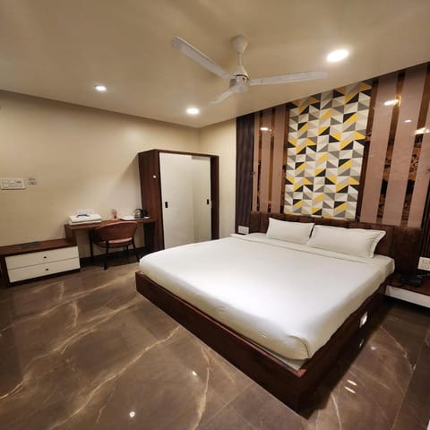 Bed, Photo of the whole room, Bedroom, fireplace, wardrobe