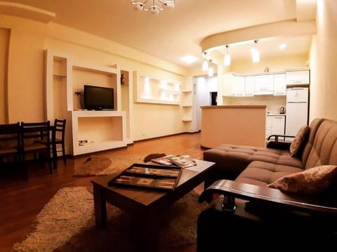 Communal lounge/ TV room, TV and multimedia, Kitchen or kitchenette, Living room, Dining area, Evening entertainment