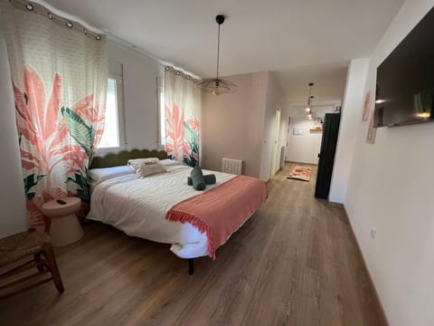 Bed, TV and multimedia, Photo of the whole room, Bedroom, towels