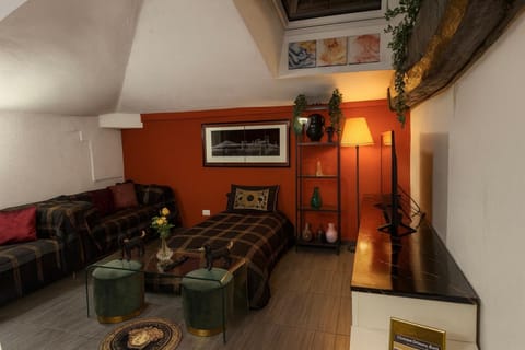 Communal lounge/ TV room, TV and multimedia, Living room, Seating area, air conditioner