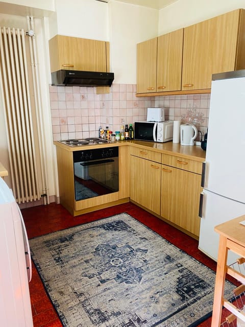 Day, Coffee/tea facilities, Kitchen or kitchenette, Decorative detail, Quiet street view, internet, microwave, oven, stove, toaster, towels, kitchen