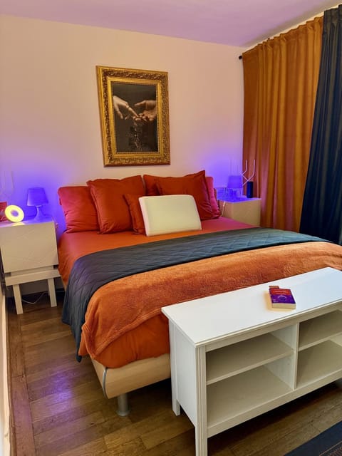 Bed, Night, View (from property/room), Photo of the whole room, Bedroom, City view, Garden view, Lake view, Landmark view, Mountain view, cot, internet, storage