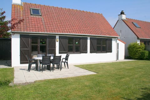 Property building, Patio, Spring, Day, Garden, Garden view