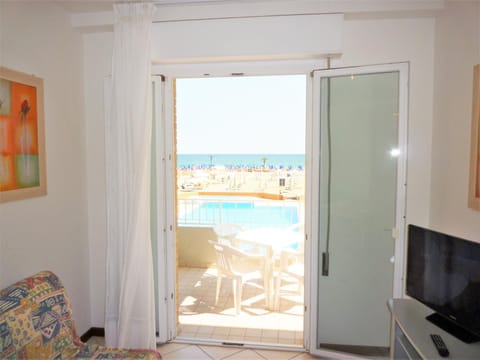 TV and multimedia, View (from property/room), Balcony/Terrace, Beach, Pool view, Swimming pool