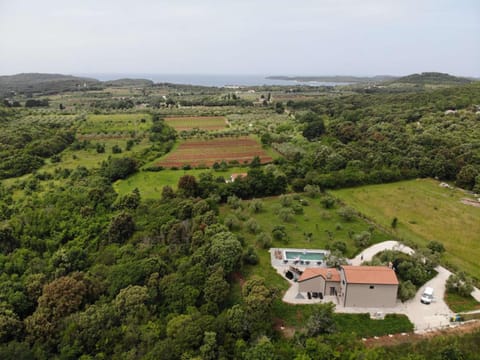 Property building, Nearby landmark, Neighbourhood, Swimming pool