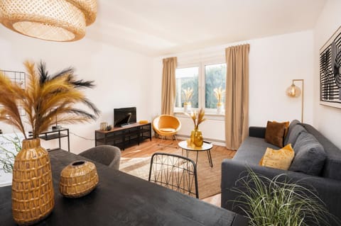 Communal lounge/ TV room, TV and multimedia, Living room, Seating area, Evening entertainment