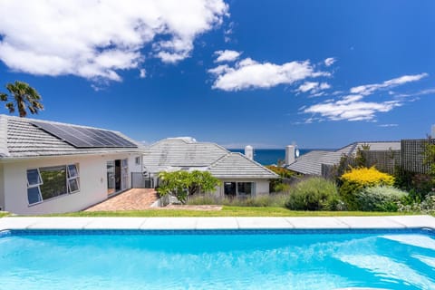 Camps Bay Deluxe - Luxury Home With Pool, Ocean & Mountain Views Villa in Cape Town
