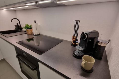 Coffee/tea facilities, Kitchen or kitchenette, stove